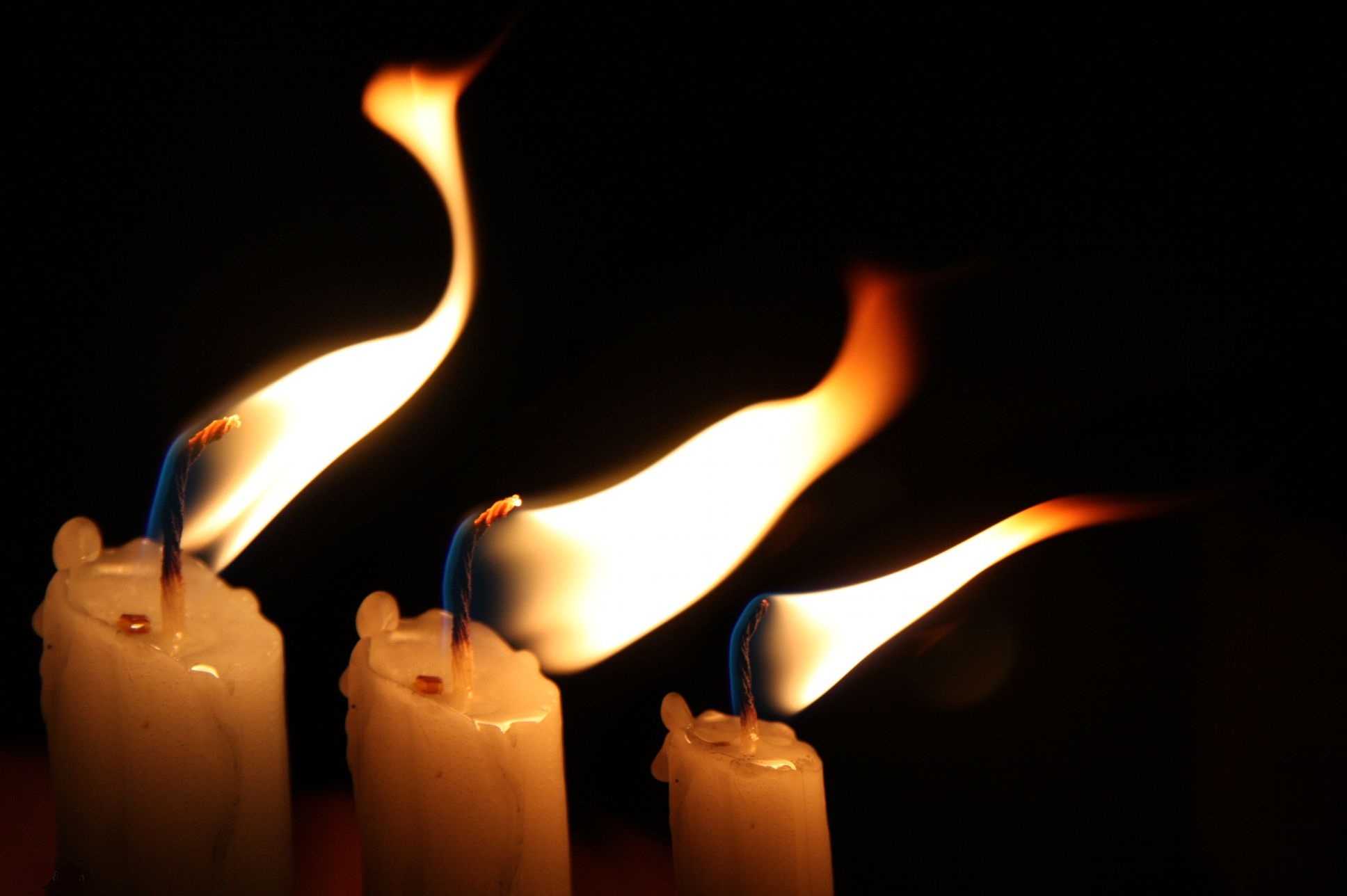 برگزاری آیین هفت منبران در داراب؛اشک ریزان شمع ها در خلوت حاجتمندان جوان