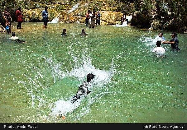 آب تنی تابستانه در آبشار فدامی - .:: داراب آنلاین ::.