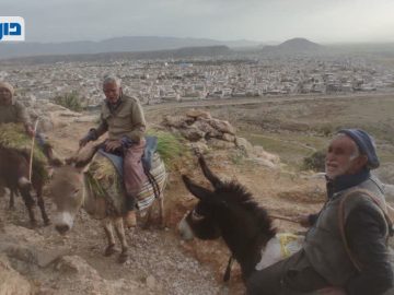 تصویری از داراب از کوه مشرف بر فلکه کوهنورد و مردان سخت کوش و زحمتکش (چوپان‌های شریف)